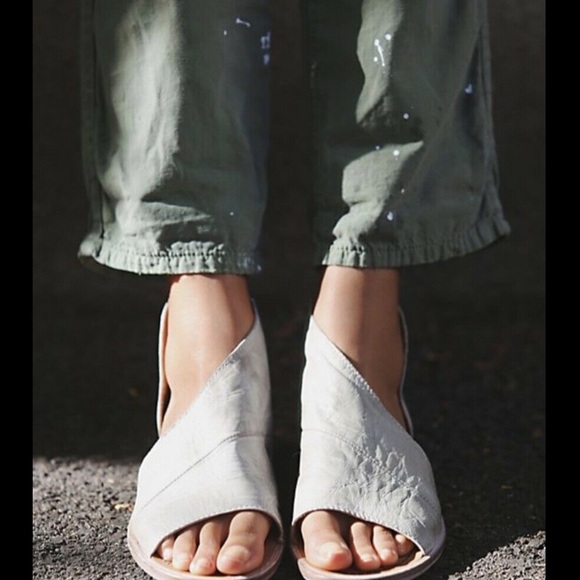 Free People Flat Sandal gray Leather Cut Out 36.5 - Picture 6 of 6